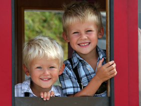 Portrait photo of children at Schafberg in Sankt Wolfgang