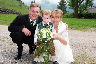 Hochzeitsportrait von einer in Tracht gekleideten Familie