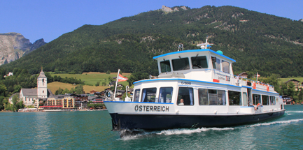 Die Schiffahrt am Wolfgangsee. Das Schiff Österreich fährt am Weißen Rössel vorbei